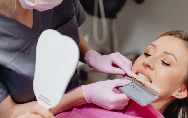 Das Bleaching, auch Zahnaufhellung genannt, ist eine kosmetische Zahnbehandlung, bei der unerwünschte Verfärbungen der Zähne behandelt werden. Diese Verfärbungen können durch verschiedene Faktoren wie Rauchen, Kaffeetrinken, Verwendung von bestimmten Medikamenten oder einfach durch Alterung entstehen.